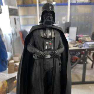 Statue dark vador, en fond on voit une table.