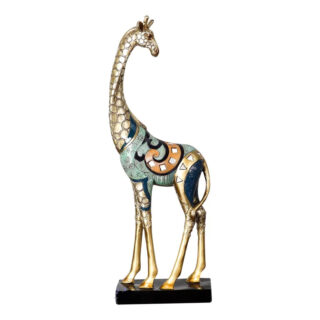 Sur fond blanc, on voit une statue de girafe dorée et bleue avec des petites pièces de mosaïque, qui regarde derrière elle.