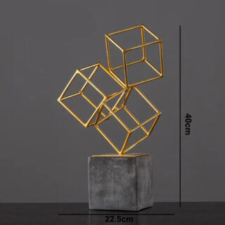 Statue abstraite de 3 cubes dorés en équilibre