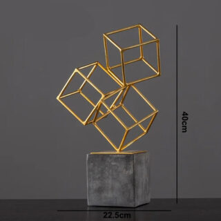 Statue abstraite de 3 cubes dorés en équilibre
