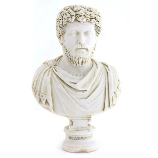 Photo d'une statue buste de l'empereur Marcus Aurelius posée sur un socle où son nom est gravé