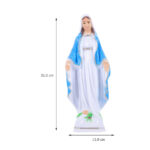 Statue de la vierge marie avec une robe blanche et un manteau bleu