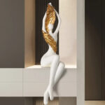 Statue blanche femme nue avec une grande plume dorée