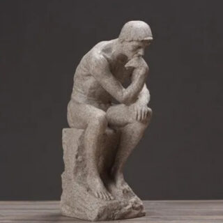 Statue du penseur de Rodin de couleur beige