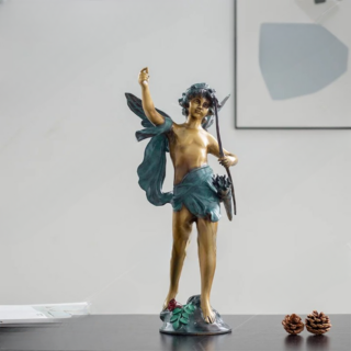 Statue d'un ange avec un arc et des ailes bleues