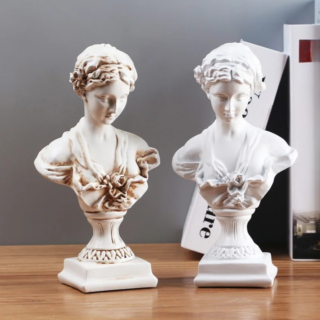 2 statues du buste de Vénus (blanc, beige). Le décolleté se ferme avec des fleurs