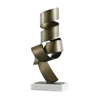 Statue d'un ruban enroulé de couleur dorée sur un socle blanc