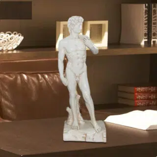 Statue d'un homme nu de couleurs blanc cassé