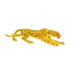 Sur fond blanc, on voit une statue de panthère dorée qui rugit.