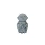 Statue grise d'un petit moine debout avec un collier à la main