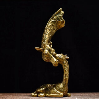 On voit une statue sorée de girafe avec son girafon qui se font un câlin. La scène est tendre et poétique.