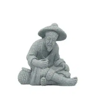 Statue grise d'un pêcheur assis et avec un chapeau