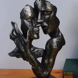 Statue abstraite d'un couple tête contre tête en couleur bronze
