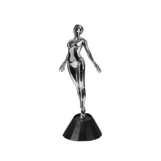Statue de femme nue argentée debout sur un socle noir