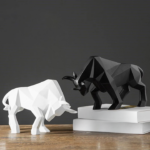 2 statues (noire et blanche) de taureaux aux formes géométriques