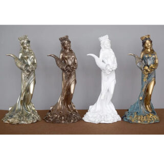 Photo de quatre statues grecques de déesses de la fortune de couleurs différentes posées su un meuble avec fond bleu
