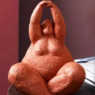 Statue grosse femme orange assise en tailleur et les bras levés