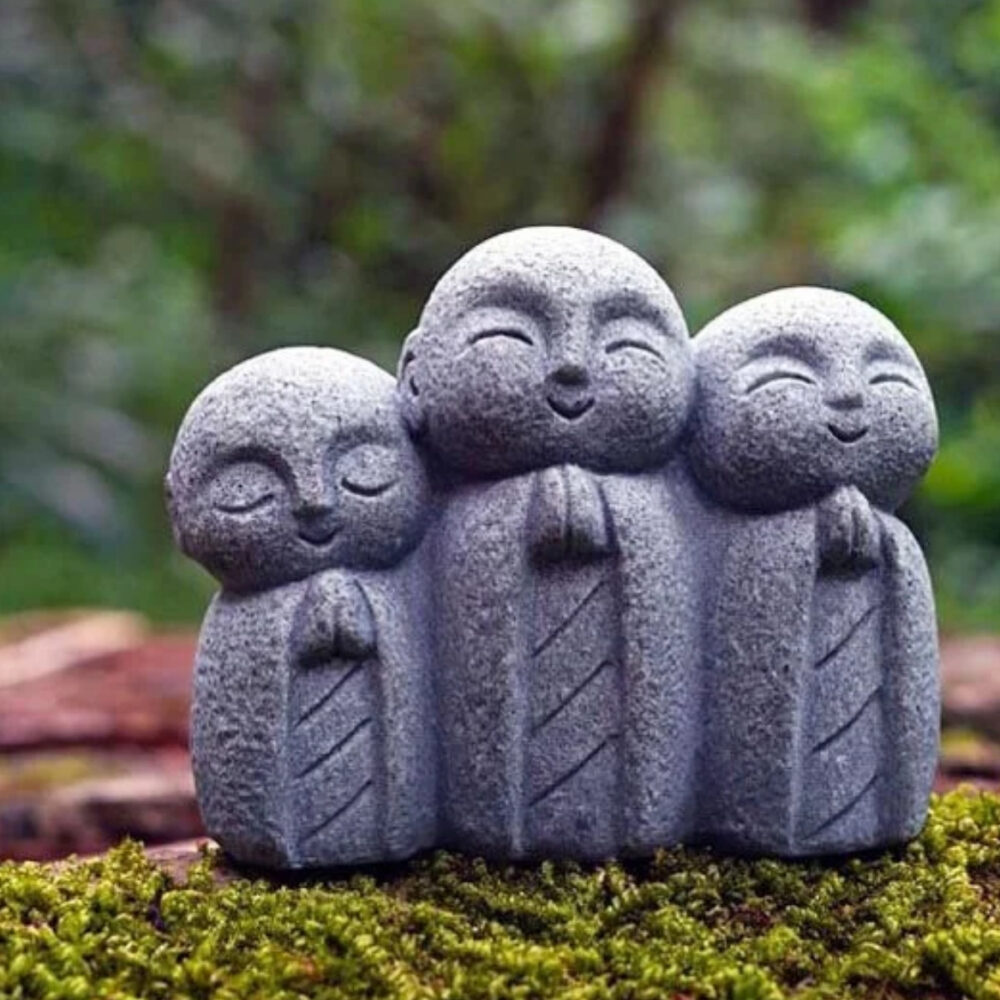 Statue de 3 moines japonais avec les mains sous le menton
