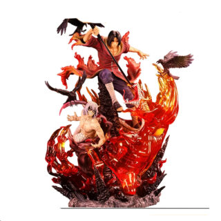 Photo d'une statue rouge de Itachi, avec deslangues de feu, ses trois corbeaux et une créature serpent blanche il est vêtu d'un haut marro doublé beige à pans larges et d'un pantalon bleu le tout sur fond blanc