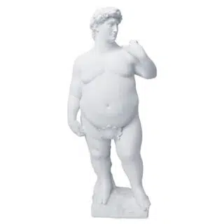 Statue d'homme nu rond sur fond blanc.