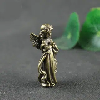 Statue dorée d'un ange les mains jointes avec un robe longue