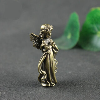 Statue dorée d'un ange les mains jointes avec un robe longue