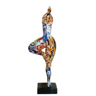 Statue de femme nue colorée sur une jambre