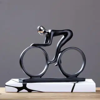 Statue abstraite d'un cycliste sur son vélo et à la tête argentée
