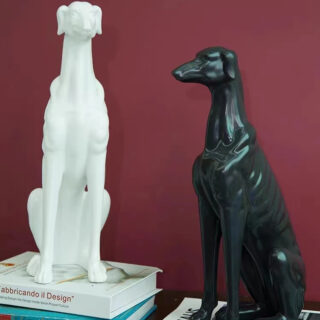 Deux statues de lévrier posées sur des livres.