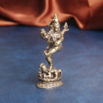 Statue de Shiva dansant avec un petit personnage sous les pieds