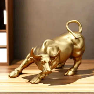 Statue de taureau doré en mouvement