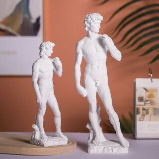 On voit deux statues d'hommes nus sur des socles.