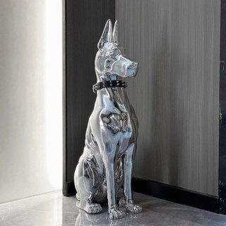 Statue de chien argenté se trouvant dans le coin d'une pièce.