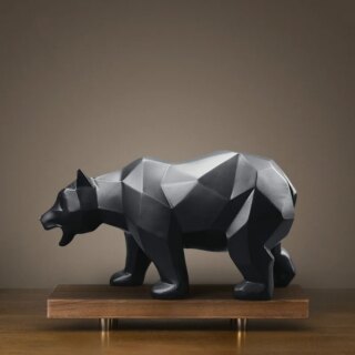 Sur fond noir, on voit une statue d'ours noire qui a la gueule ouverte. Elle est posée sur un socle en bois foncé.