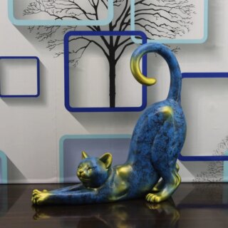 Statue de chat bleu et diré en position d'étirement