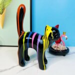 Statue de chat noir avec des couleurs dégoulinantes