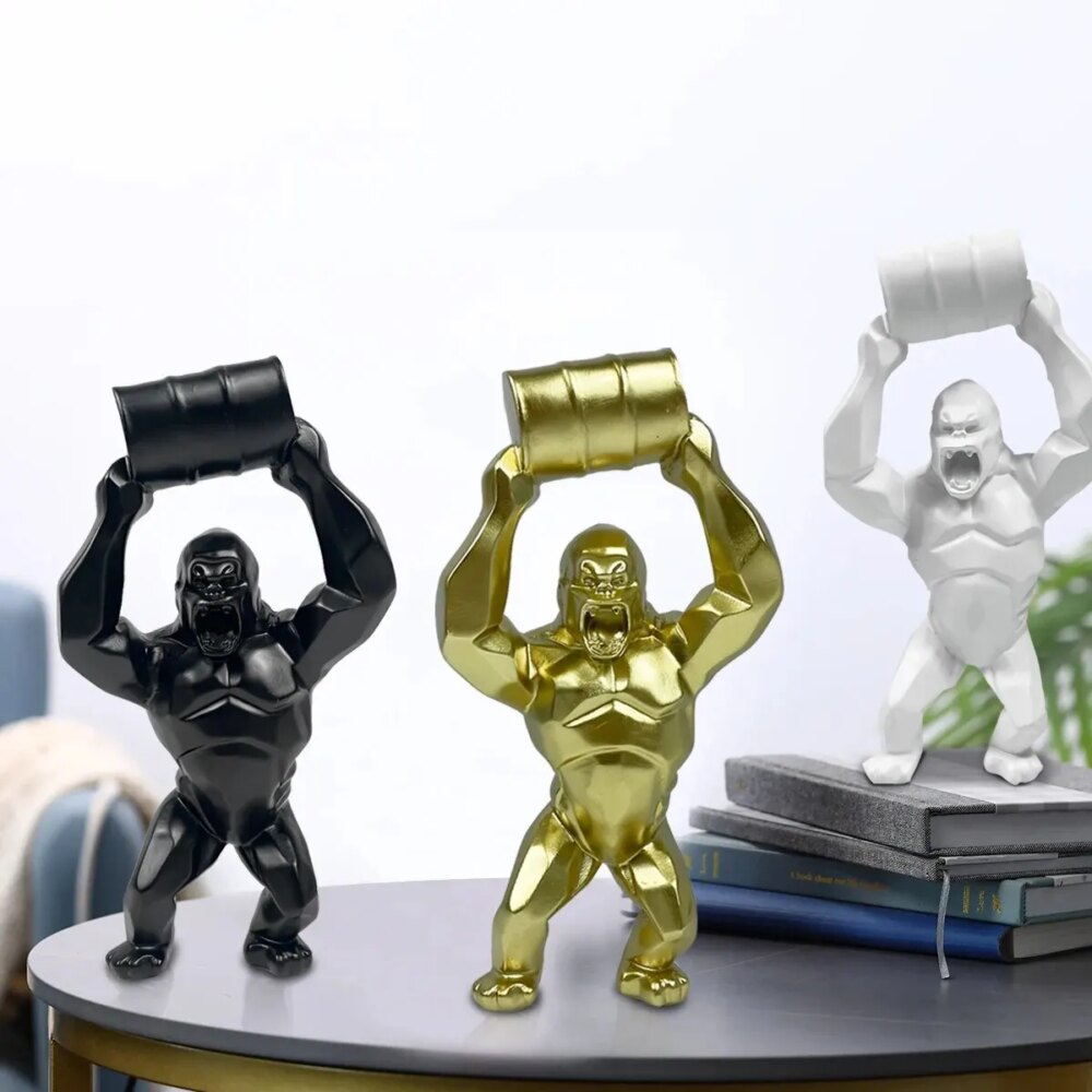 3 grorilles (blanc, doré, noir) debout qui portent un tonneau au dessus de la tête