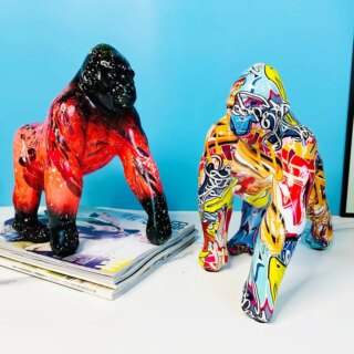 2 statues de gorille, rouge et multi-couleurs