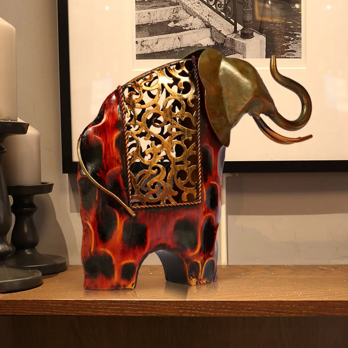 Statue d'éléphant doré et rouge