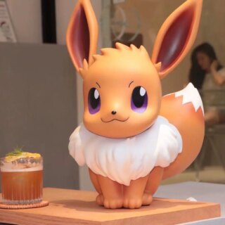 Photo représentant une statue du pokémon Evoli sur un table.