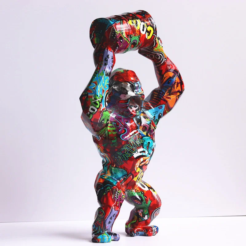 Image d'une statue pop art gorille tenant un barille dans ses mains