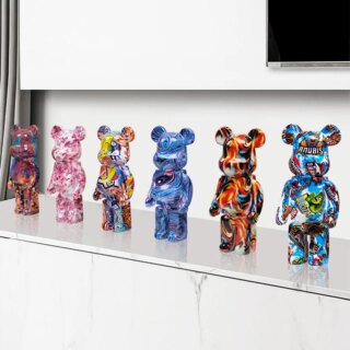 Photo de plusieurs statues d'ours pop art sur un meuble blanc