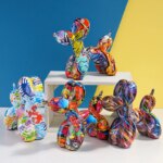 Photo de plusieurs statuee pop art de chiens en ballon