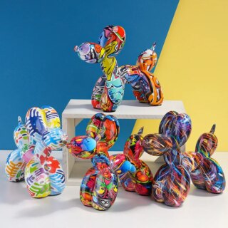 Photo de plusieurs statuee pop art de chiens en ballon