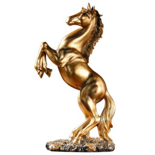 Statue de cheval doré se cabrant sur un fond blanc.