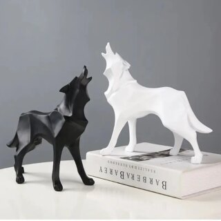 Deux statues de loups hurlants posés sur une table.