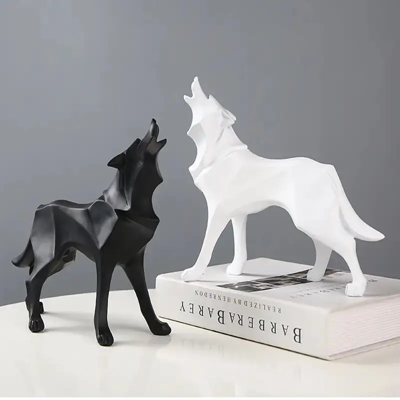 2203-zjquuj.jpg Deux statues de loups hurlants posés sur une table.
