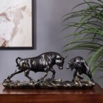 statue de taureau en train intimider un ours. Les 2 statues sont noires