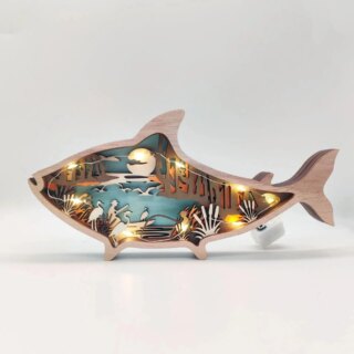Statue de poisson avec une scène de pêche à l'intérieur et illuminée