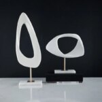 Photo de deux statues géométriques abstraites blanches avec socle